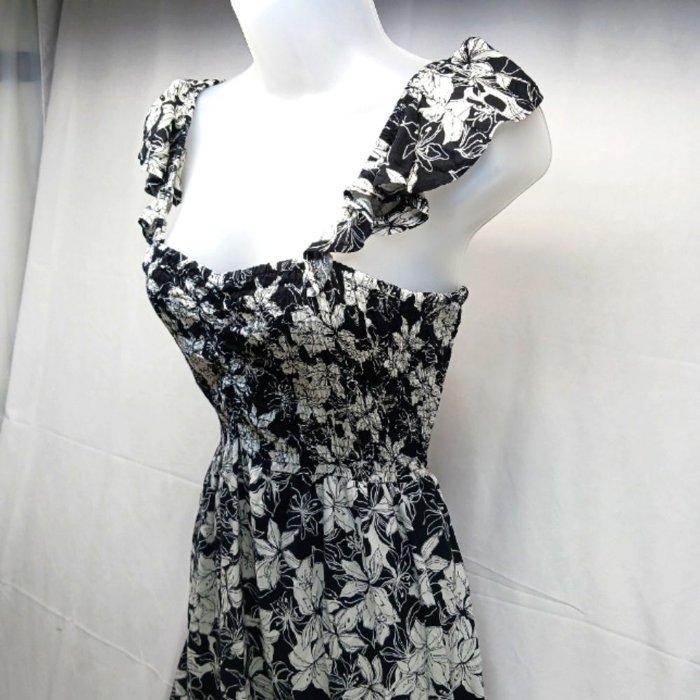 Raviva Floral Smocked Dress Midi Flair B+W 100% Rayon. Woman's 1X............... - Picture 2 of 12